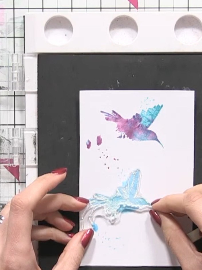 Step 7: Färbe den Detailstempel (die Kolibri-Kontur) mit schwarzer Stempelfarbe ein und achte darauf, dass die gesamte Stempelfläche bedeckt ist.