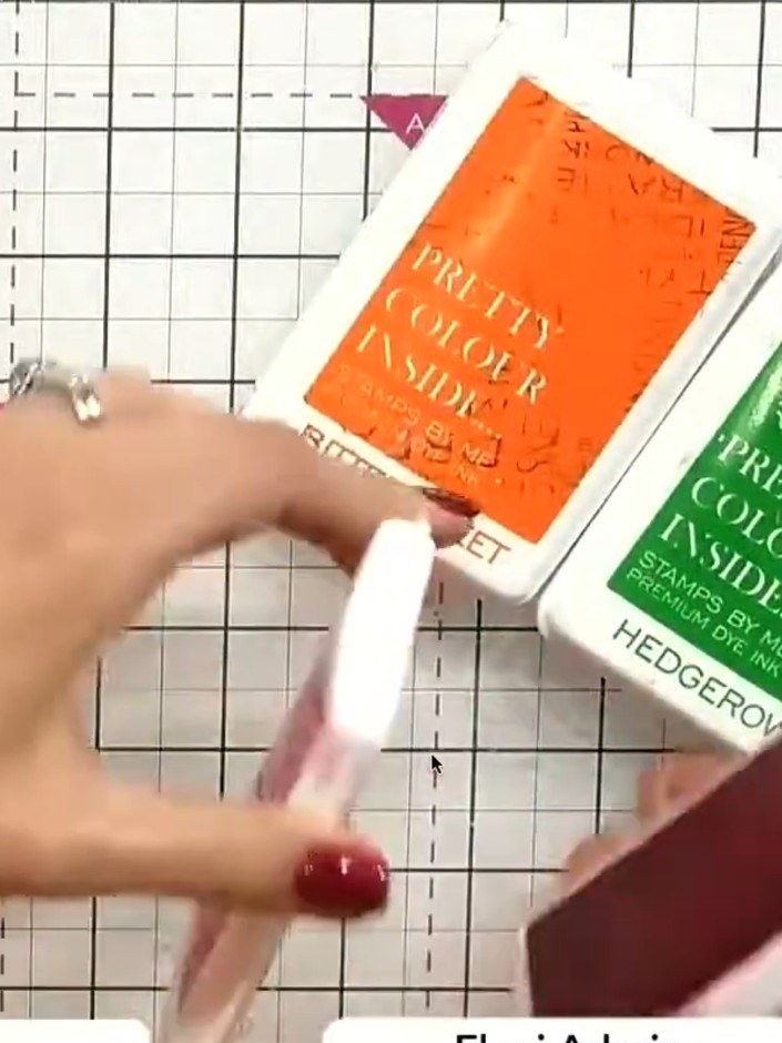 Step 2: Leg dir deine wasserbasierten Stempelkissen in Farben wie Pink, Orange und Grün zurecht, um das gestempelte Motiv zu kolorieren.