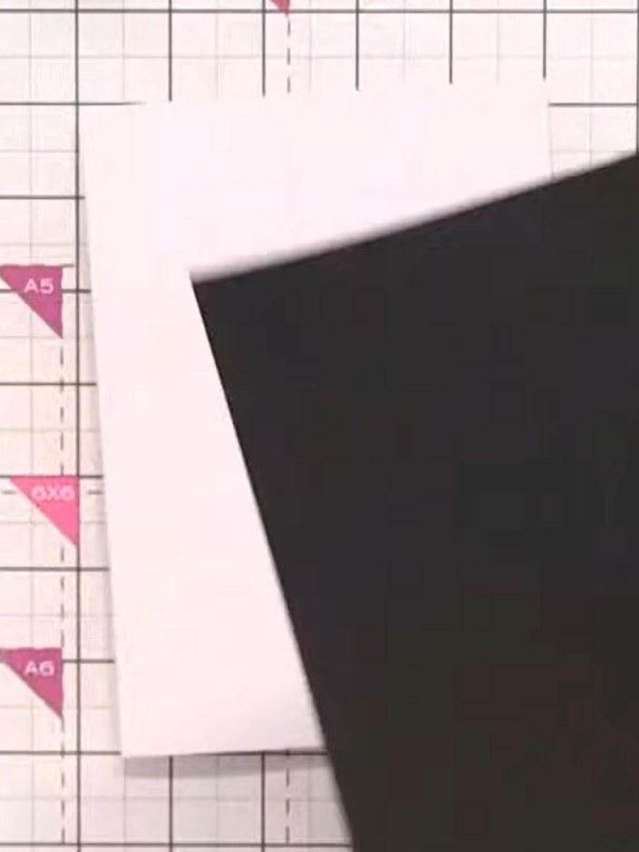 Step 1: Schneide eine schwarze Kartenbasis zu. Schneide außerdem ein Stück schwarzen Cardstock zu, das als Mattierungsschicht für die Kartenvorderseite dient.
