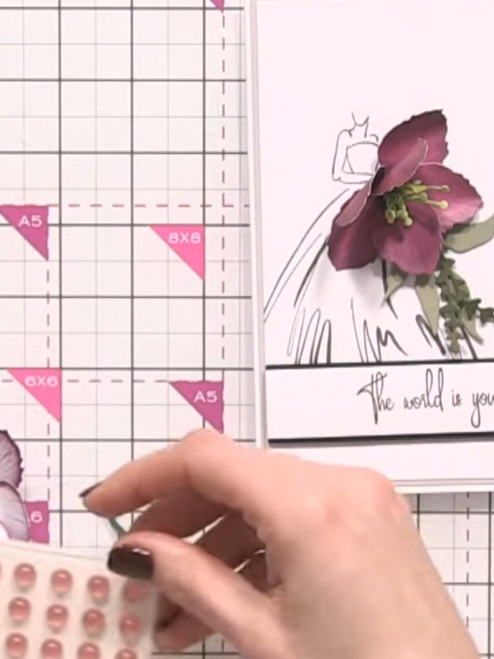 Step 9: Kleb einen rosa Schmuckstein in die Mitte der weiß-rosa Blüte – für extra Glanz und einen schönen Blickfang.