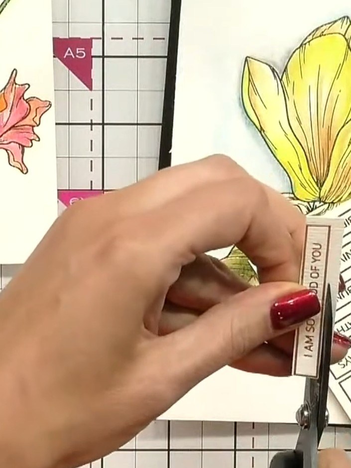 Step 4: Kleb das zugeschnittene Aquarell-Motiv mit Kleber oder doppelseitigem Klebeband auf die Kartenbasis. Position the yellow flo