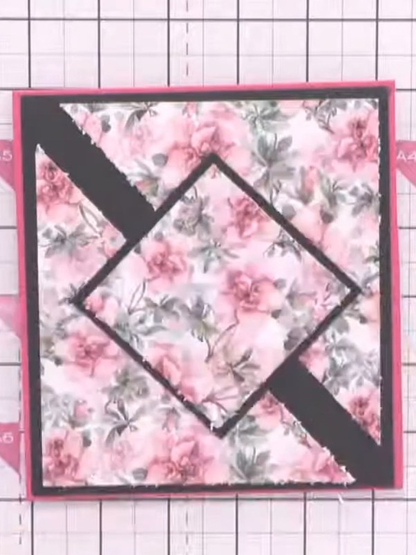 Karte mit gemischten Papierpaneelen und ausgeschnittenen Motiven - the finished project