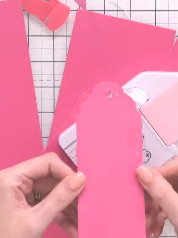 Step 3: Fädle ein Band oder eine Quaste durch das gestanzte Loch oben am Lesezeichen – fertig!