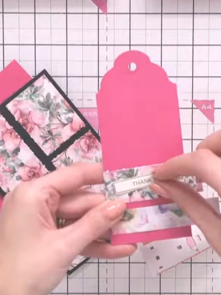 Step 4: Schneide mit einer kleinen Schere eine Auswahl an Blumen und Blättern aus deinem Papierblock sorgfältig aus. Choose various floral el