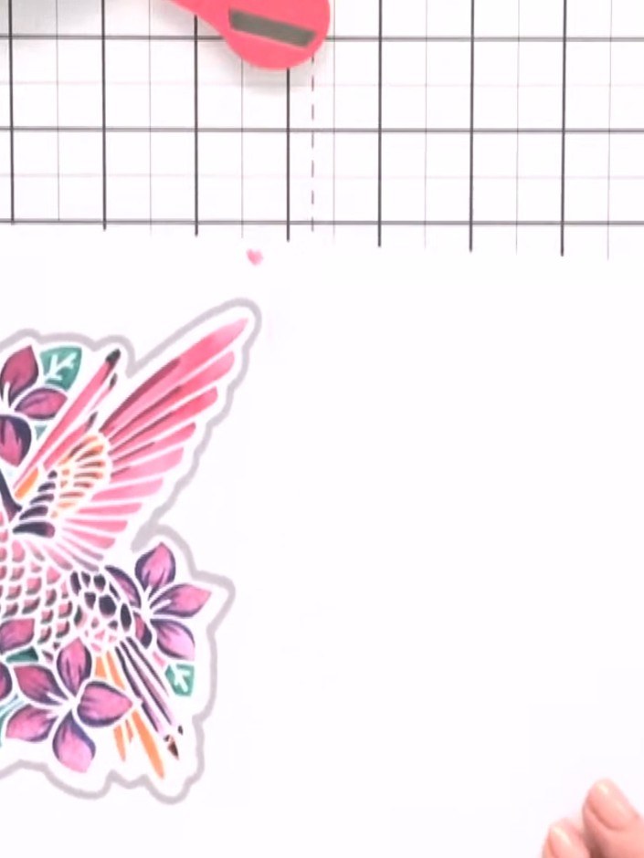Step 9: Lass den Cardstock mit der Außenkontur-Stanzschablone des Kolibris durch deine Stanzmaschine laufen, um eine Formkarte zu erhalten.