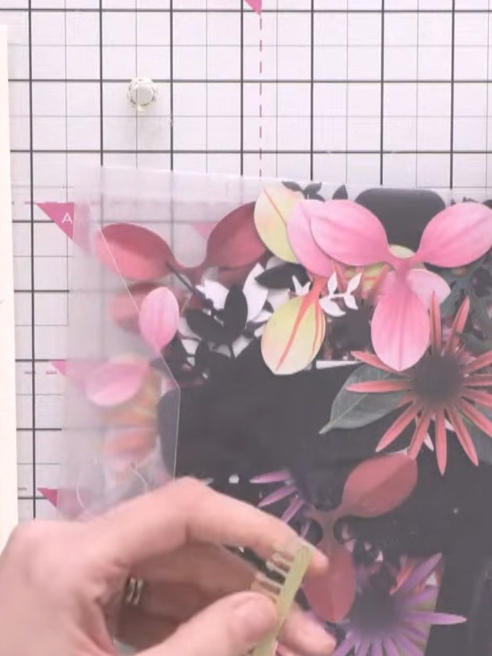 Step 10: Roll zusätzliche Blütenblätter um einen Stift oder ein Quilling-Werkzeug – so bekommt die Blütenmitte noch mehr Tiefe und Fülle.