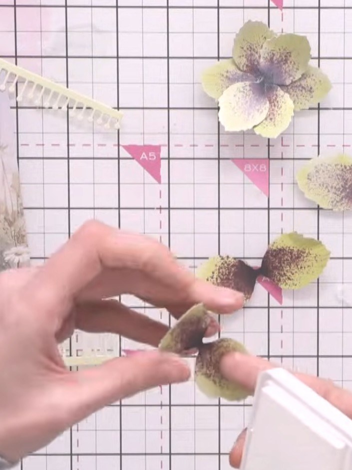 Step 7: Klebe die Blütenblätter zusammen, bis die komplette Blüte entsteht. Arrange the petals in a circular formation, overla
