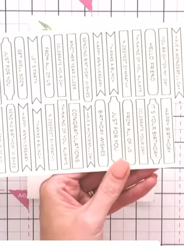Step 1: Trenn eine Seite mit Spruch-Tags entlang der Perforation aus dem Tags & Toppers Buch heraus.