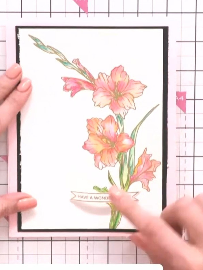 Step 6: Dein foliertes und koloriertes Blumenmotiv ist jetzt fertig und kann als Kartentopper oder Geschenkanhänger verwendet werden.