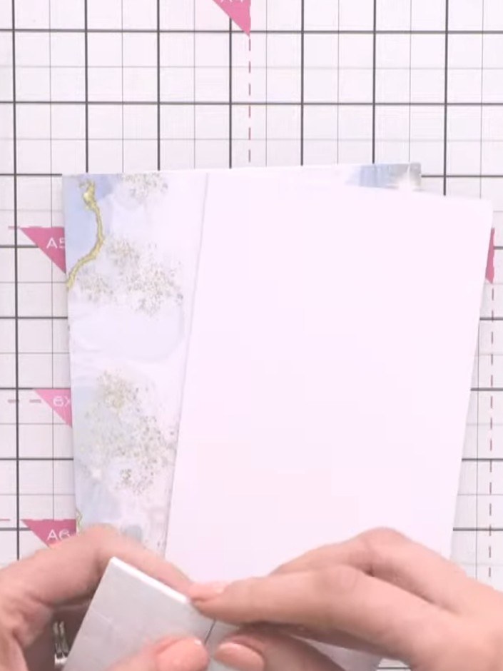 Step 1: Such dir einen Kartenrohling aus deinem Kit aus. Die grüne Variante passt super zu einem modernen Look.