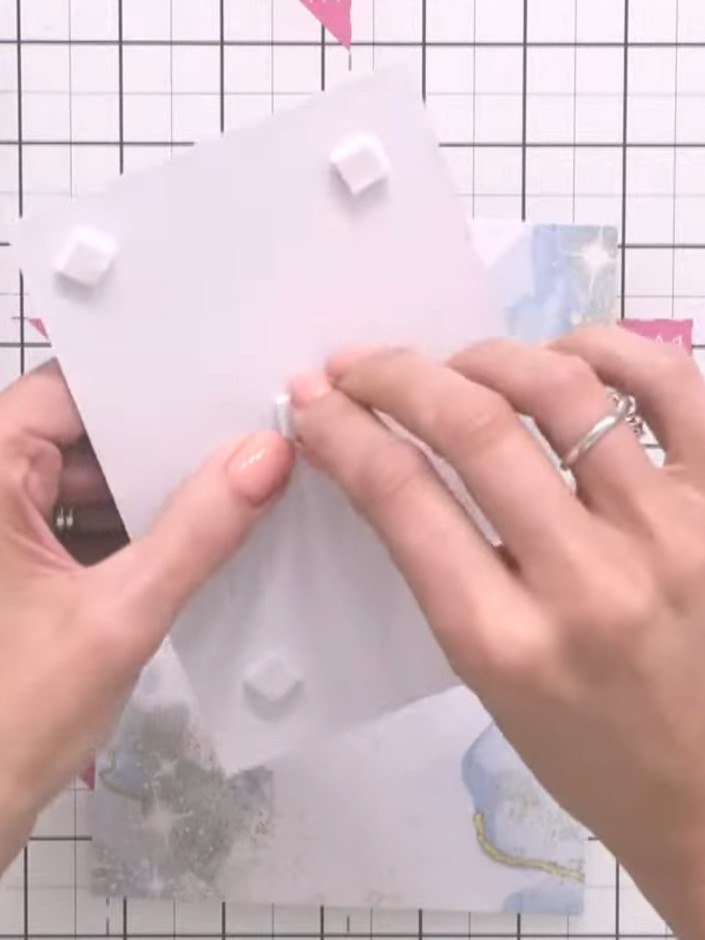 Step 2: Wähl einen Aquarell-Topper aus deinen Verzierungen aus und platziere ihn als Blickfang auf deiner Kartenbasis.
