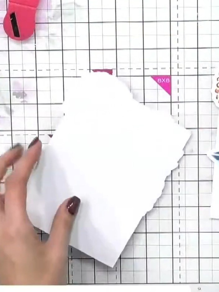 Step 10: Stanz mit derselben Stanzschablone eine zweite, identische Form aus weißem Cardstock aus – das wird deine Kartenbasis.