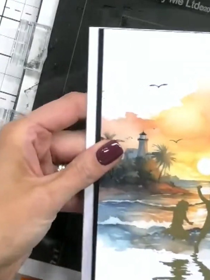 Step 2: Schneide oder reiß ein kleines schwarzes Panel zurecht, das das gestempelte Motiv an einer Seite deines Kartenrohlings einrahmt.