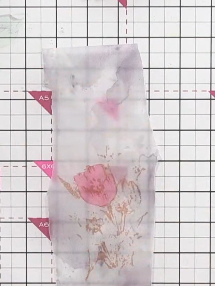 Step 2: Dreh das Transparentpapier um, sodass die Rückseite zu dir zeigt. This allows you to see how the colours look from the reverse s