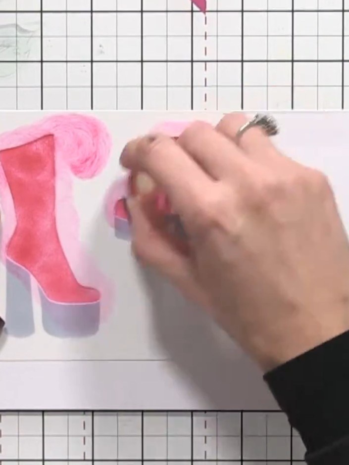 Step 7: Leg Schablone Nummer vier über den Stiefel und trag lila Stempelfarbe auf, um Plateauabsatz und Sohle hinzuzufügen.