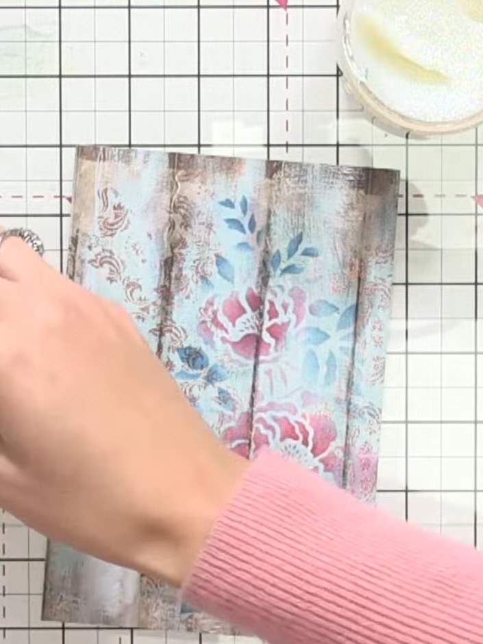 Step 7: Reinige deine Schablone mit einer Sprühflasche und einem Tuch von überschüssiger Farbe, bevor du die Glitzerpaste aufträgst. Wipe gen