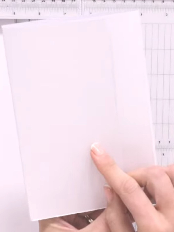 Step 4: Falte den Cardstock entlang aller Falzlinien. So entsteht eine Form mit Seitenfalten, in die auch dickere Inhalte passen. Use your