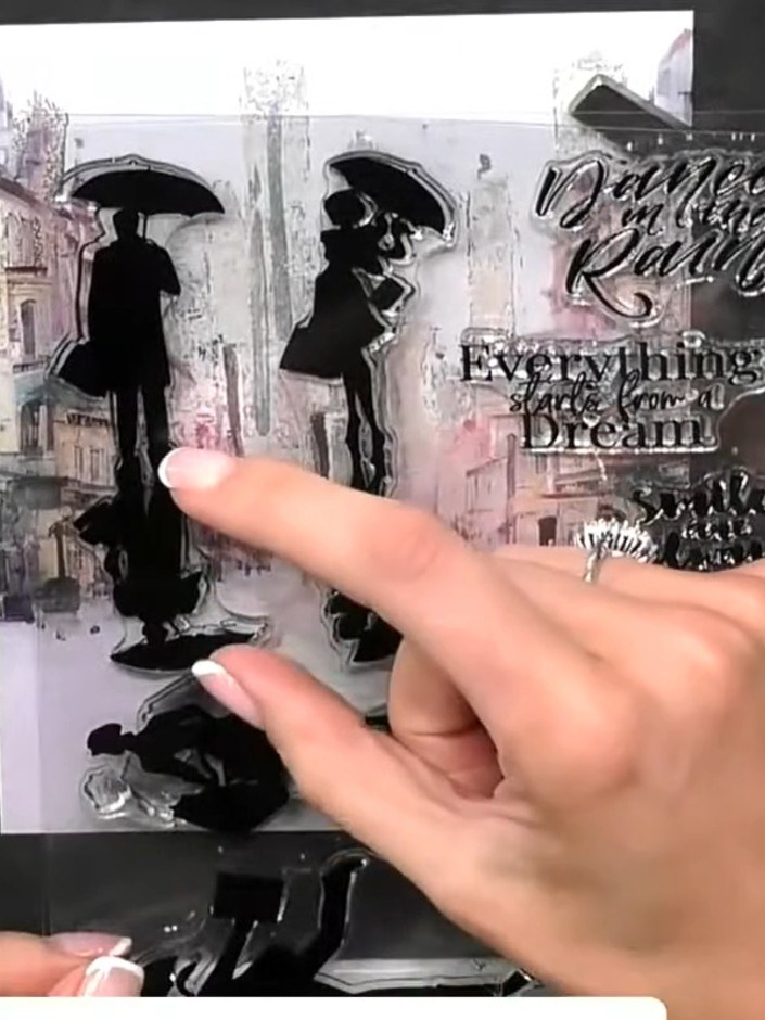 Step 1: Wähl ein Stück gemusterten oder einfarbigen Cardstock als Grundlage. The example shown uses a 5x7" piece featuring an urban