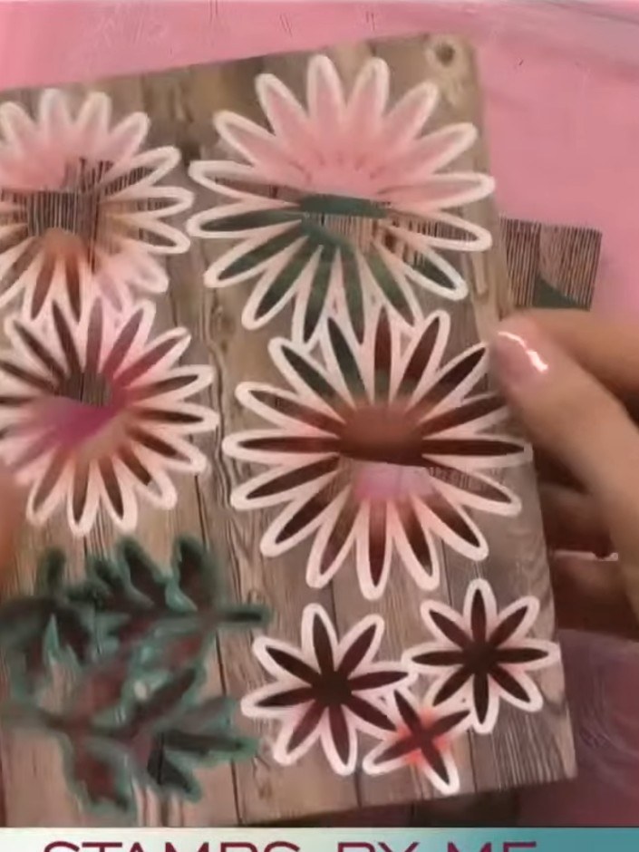 Step 2: Leg die Stanzschablone so auf den Cardstock, dass die drei großen, zusammenhängenden Blütenblätter gut platziert sind. Ensure the floral