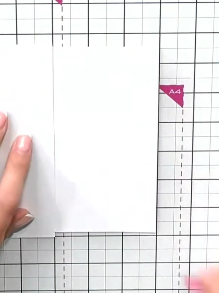 Step 1: Nimm ein Stück weißen Cardstock und leg es auf deine Glasmatte oder deine Arbeitsfläche.