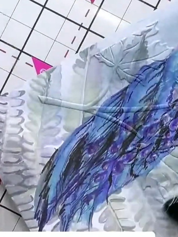 Step 5: Tap the same coloured ink pad over the embossed leaves to catch the raised detail. Use the blue and purple ink