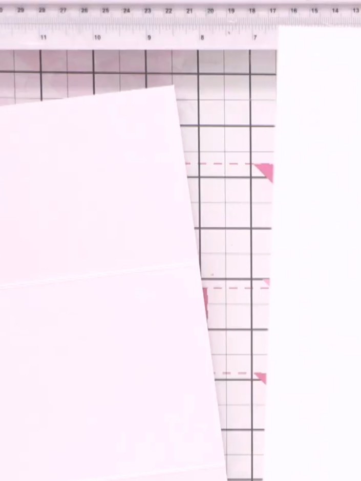 Step 2: Schneide dein erstes Panel mit dem Papierschneider auf 5 inches Breite zu.