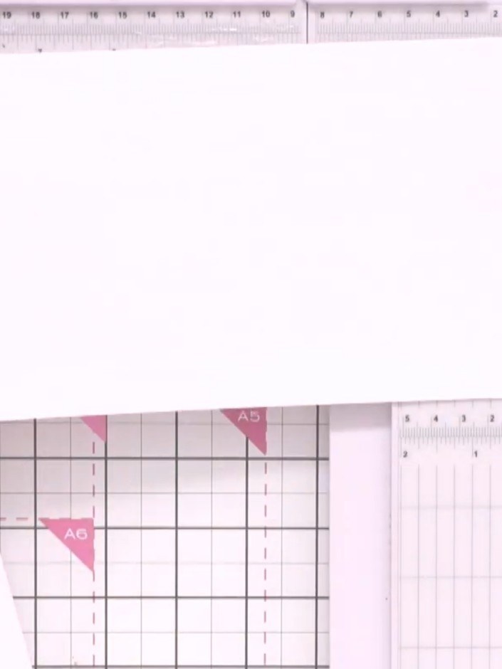 Step 3: Falze das Panel mit dem Falzwerkzeug an deinem Schneider bei 3½ inches und dann bei 7½ inches.