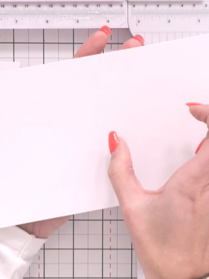 Step 4: Miss von der Falzlinie bei 7½ inches aus 4 inches ab und schneide den überstehenden Rand mit deinem Schneider ab.
