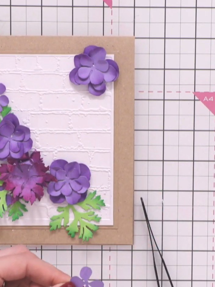Step 14: Kleb deinen gestempelten Spruch mit Kleber in die Mitte deines Blumenarrangements.