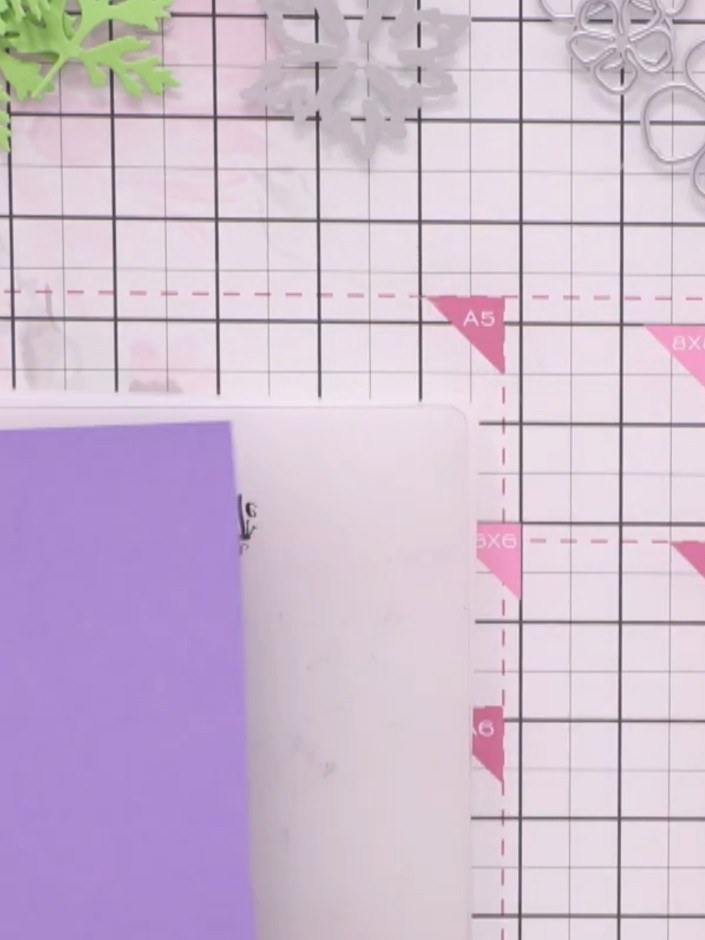 Step 2: Stanze das Blattmotiv aus lila Cardstock aus – so bekommst du Elemente zum Schichten für deine Blumendeko.