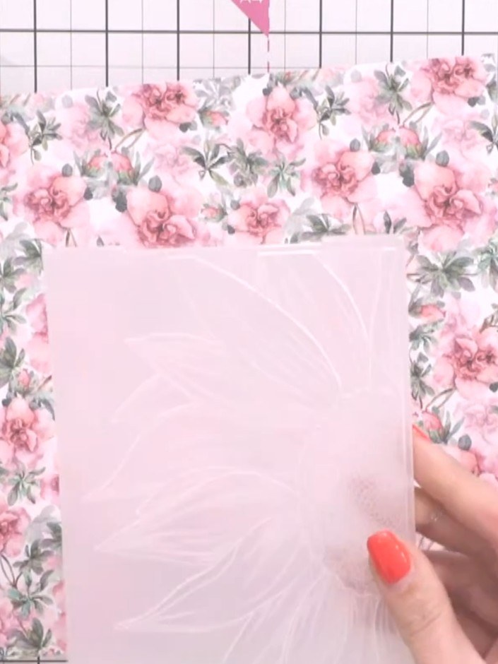 Step 1: Schneide ein Stück Aquarellpapier mit der Schere auf die passende Größe zu. The paper should be slightly smaller than your floral