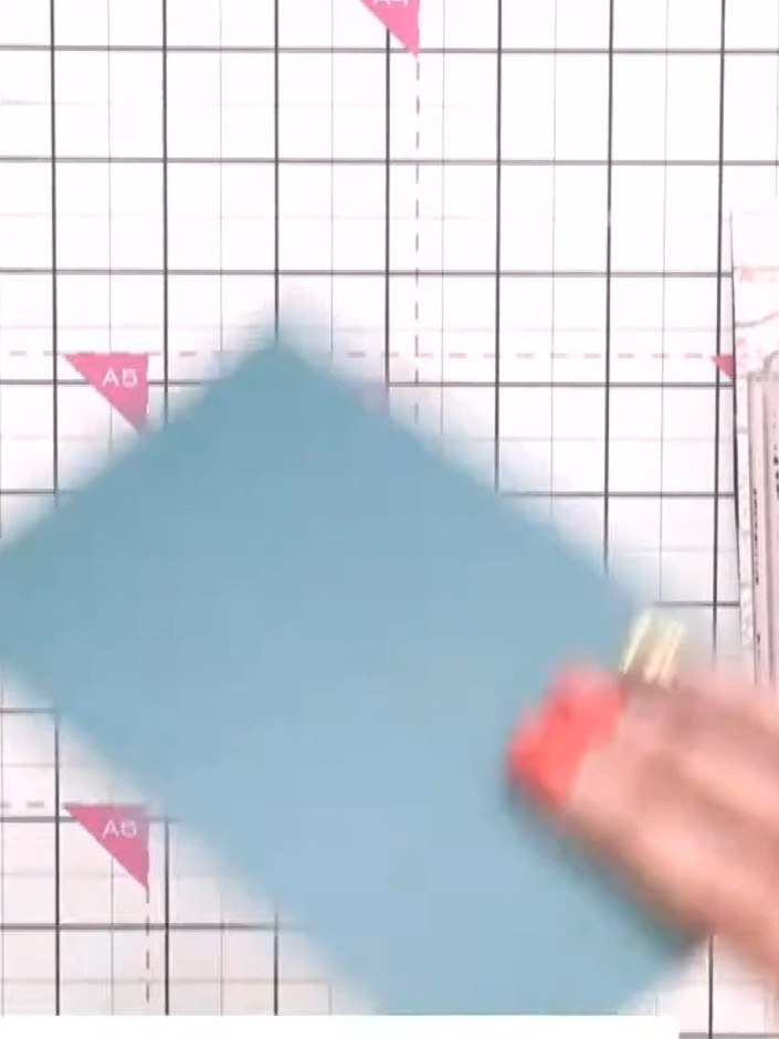 Step 1: Nimm einen petrolfarbenen Kartenrohling und schneide ihn etwas schmaler zu, sodass eine Kartenbasis von 6 x 8 Inch entsteht.