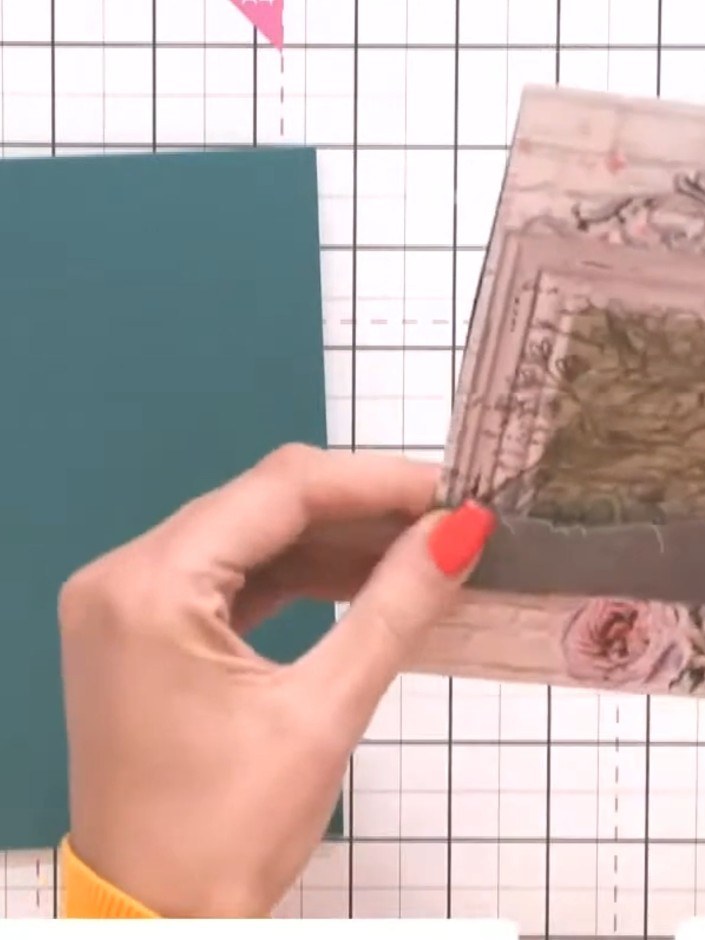 Step 6: Leg den gerissenen Vellum-Streifen als Bauchbinde um die Kartenvorderseite und befestige ihn auf der Rückseite der Karte.