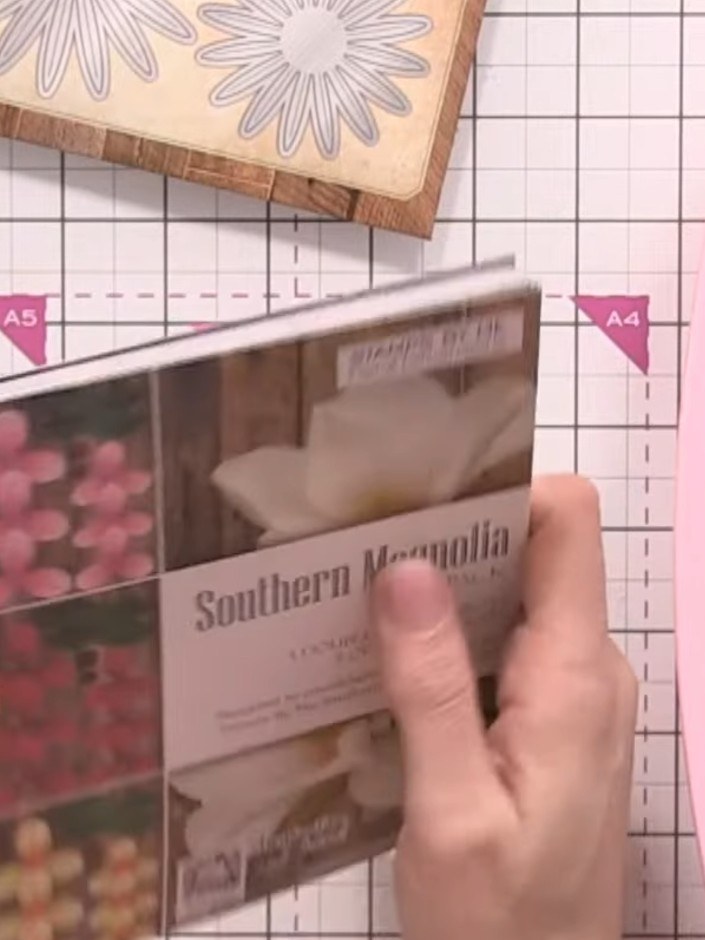 Step 1: Such dir ein leuchtend gelbes, passendes Papier aus dem Southern Magnolia Block aus und leg es auf deine Schneidematte.