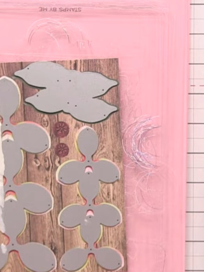 Step 5: Lass Papier und Stanzschablone durch deine Stanzmaschine laufen, um die Magnolienblüten auszustanzen.