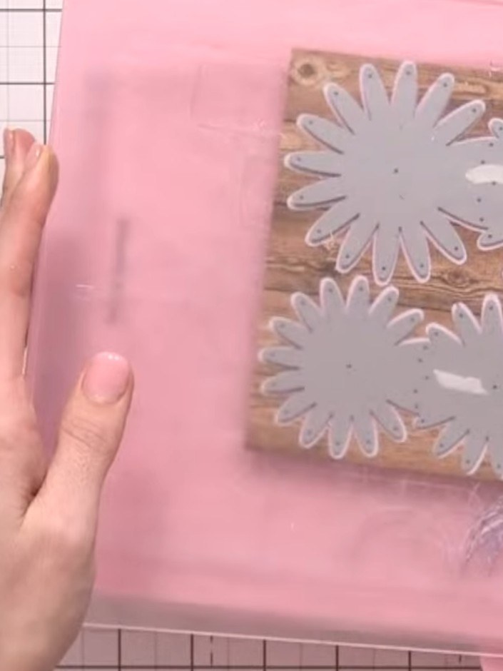 Step 7: Löse alle einzelnen Blüten und Blätter aus dem gestanzten Bogen heraus. Carefully remove each chrysanthemum 