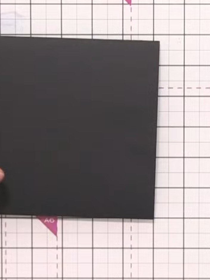 Step 1: Nimm ein Stück schwarzen Cardstock und leg es auf deine Schneidematte.