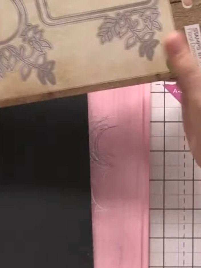 Step 2: Leg die Blumenbanner-Stanzschablone auf den schwarzen Cardstock und richte sie so aus, dass sie mittig sitzt und genau da liegt, wo du sie haben möchtest.