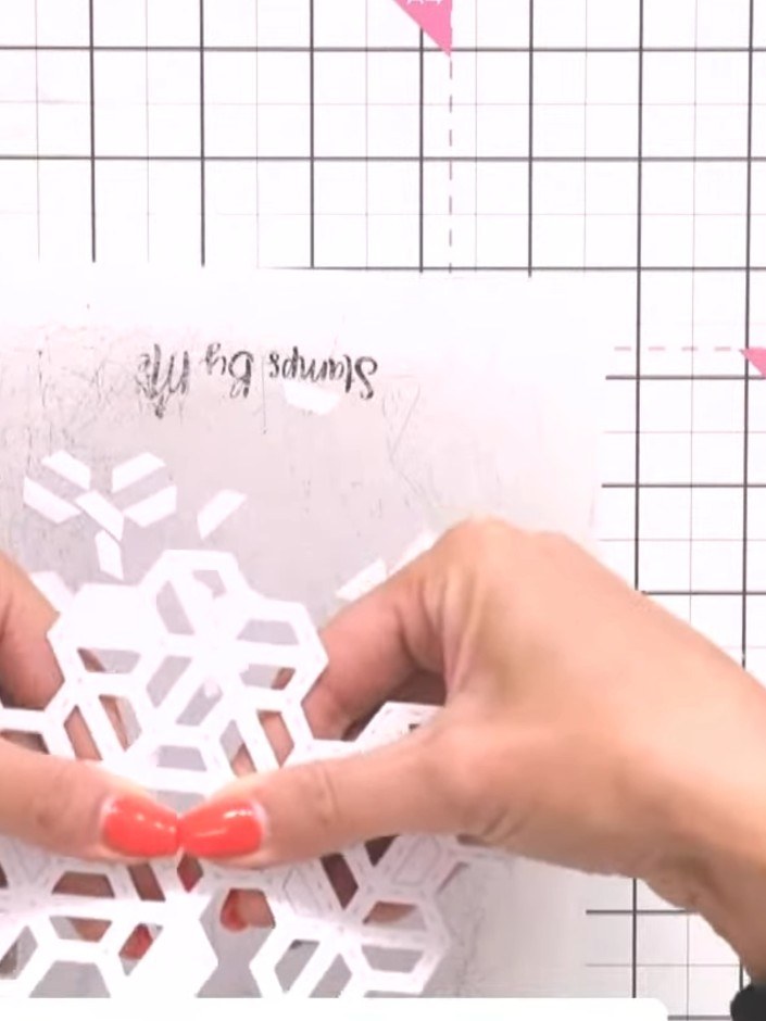 Step 1: Stanze die Hexi Mosaic Cover Plate mit deiner Stanzmaschine aus gemustertem Papier aus. The die creates a hexagon