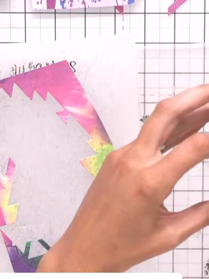 Step 1: Stanze das Trendy Triangles Motiv mit deiner Stanzmaschine aus farbigem Cardstock aus. Remove the die-cut pi
