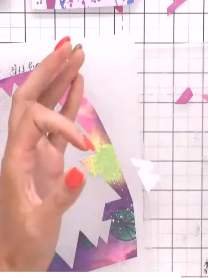 Step 2: Klopf das gestanzte Motiv leicht aus, damit sich alle Dreiecke aus dem rosa Cardstock lösen.