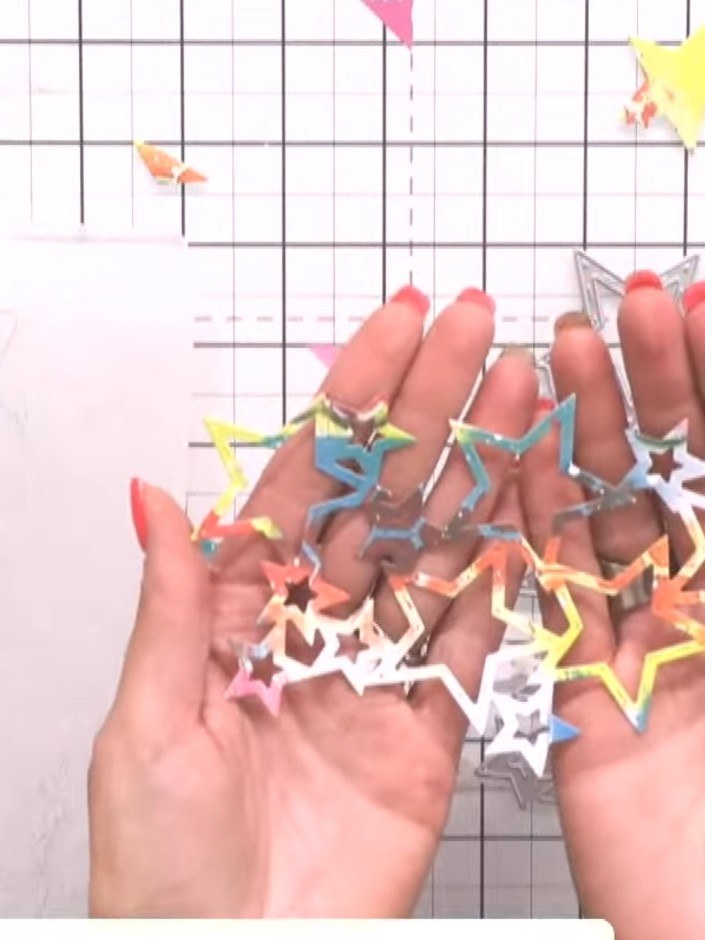 Step 2: Klopf die einzelnen Sterne aus dem ausgestanzten Bogen heraus, um sie voneinander zu lösen. Collect the butterflies and stars which 