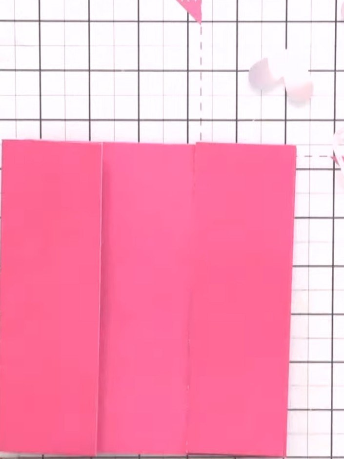 Step 1: Nimm einen quadratischen Kartenrohling in deiner Wunschfarbe, zum Beispiel Rosa, Petrol oder Grau.