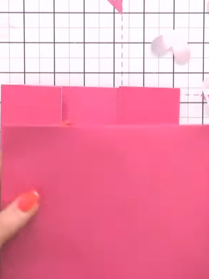 Step 2: Schneide mit einem Papierschneider oder Bastelmesser den mittleren Teil der Karte heraus, sodass ein Fenster entsteht. The envelopes are