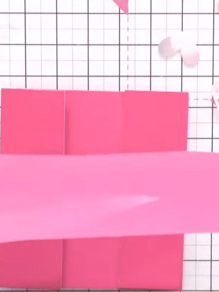 Step 3: Stanze mit der Lots of Love Herz-Stanzschablone die Herz-Platte aus Transparentpapier aus. The vellum should be pink in