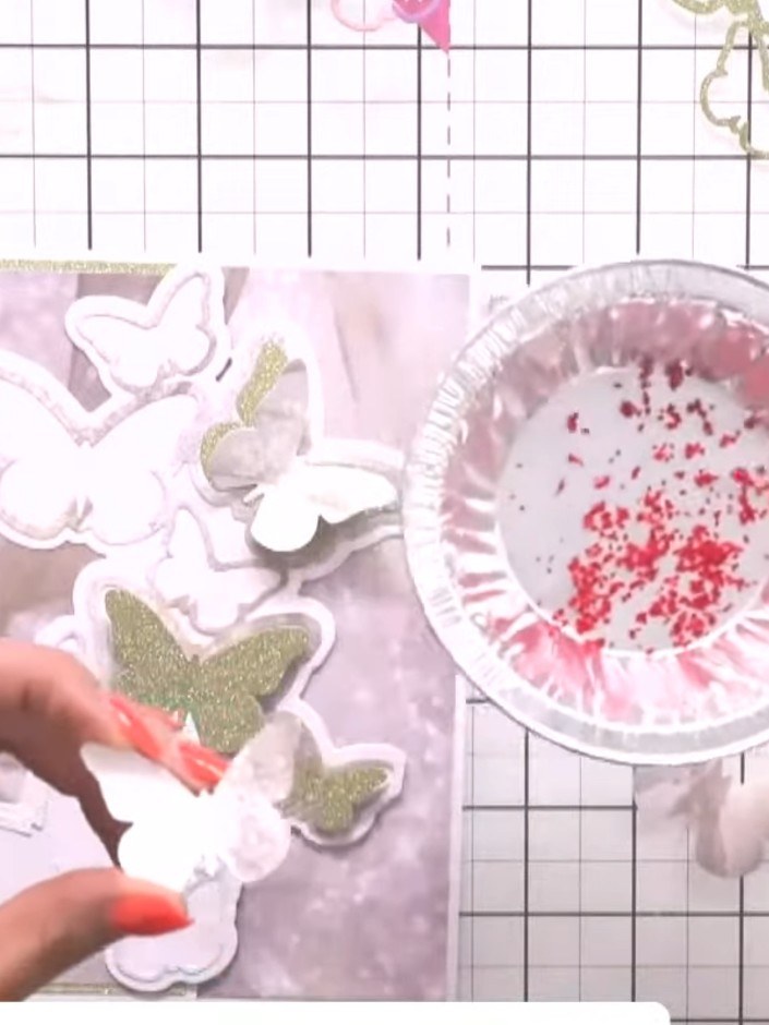 Step 6: Trag farblosen Glitzer auf die Schmetterlingsflügel auf, für einen zarten Schimmer wie Glas. Tap the glitter onto the wing