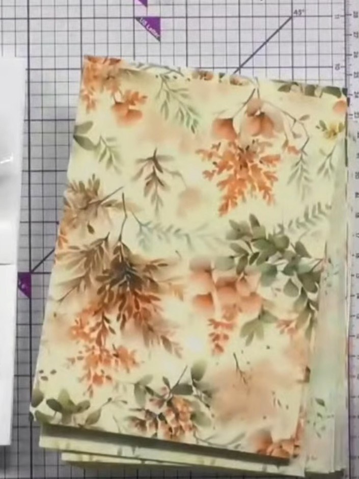 Step 1: Wähle eine vorbedruckte Kartenbasis aus dem Best Day Ever Kit aus. Choose from the floral designs provided in the coll