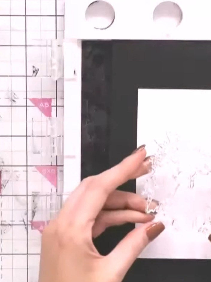 Step 1: Färbe den Flächenstempel oben mit lila Stempelfarbe ein und lass sie nach unten hin in Pink übergehen.