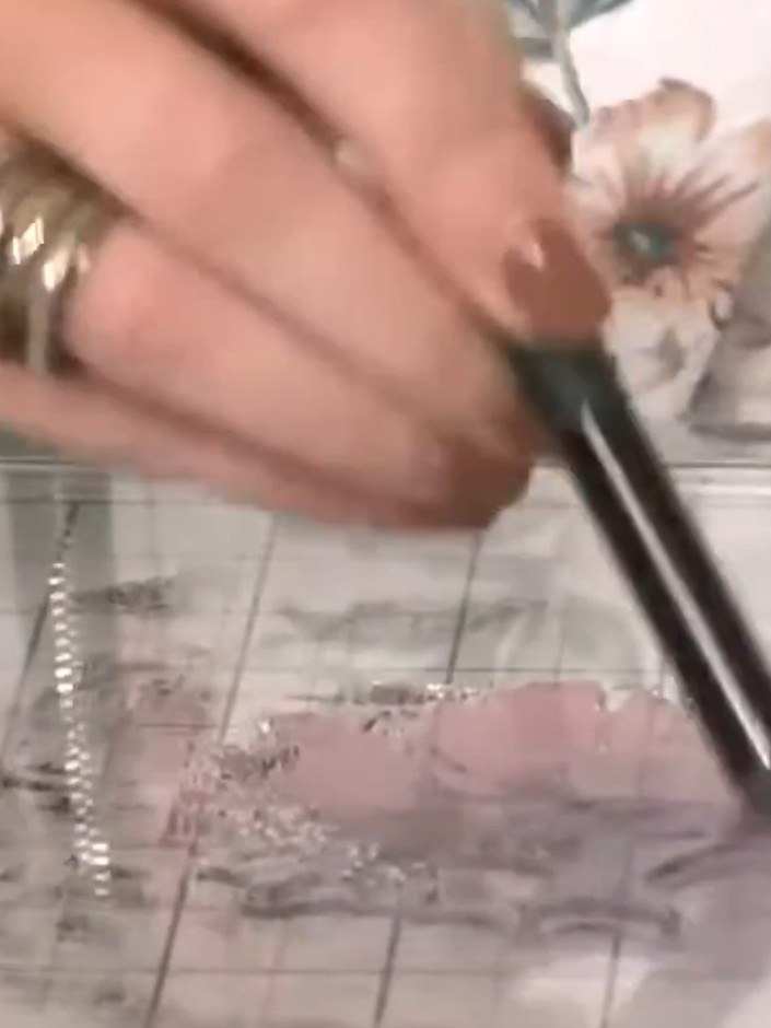 Step 3: Stempel den farbigen Teil auf deinen Cardstock und drück dabei fest auf, damit das ganze Motiv übertragen wird. Ensure even press