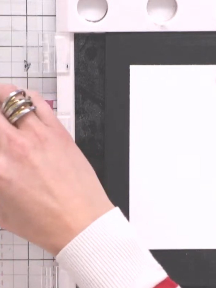 Step 5: Färbe den Detail-Stempel mit demselben petrolfarbenen Stempelkissen ein, das du auch für den vollflächigen Teil verwendet hast.
